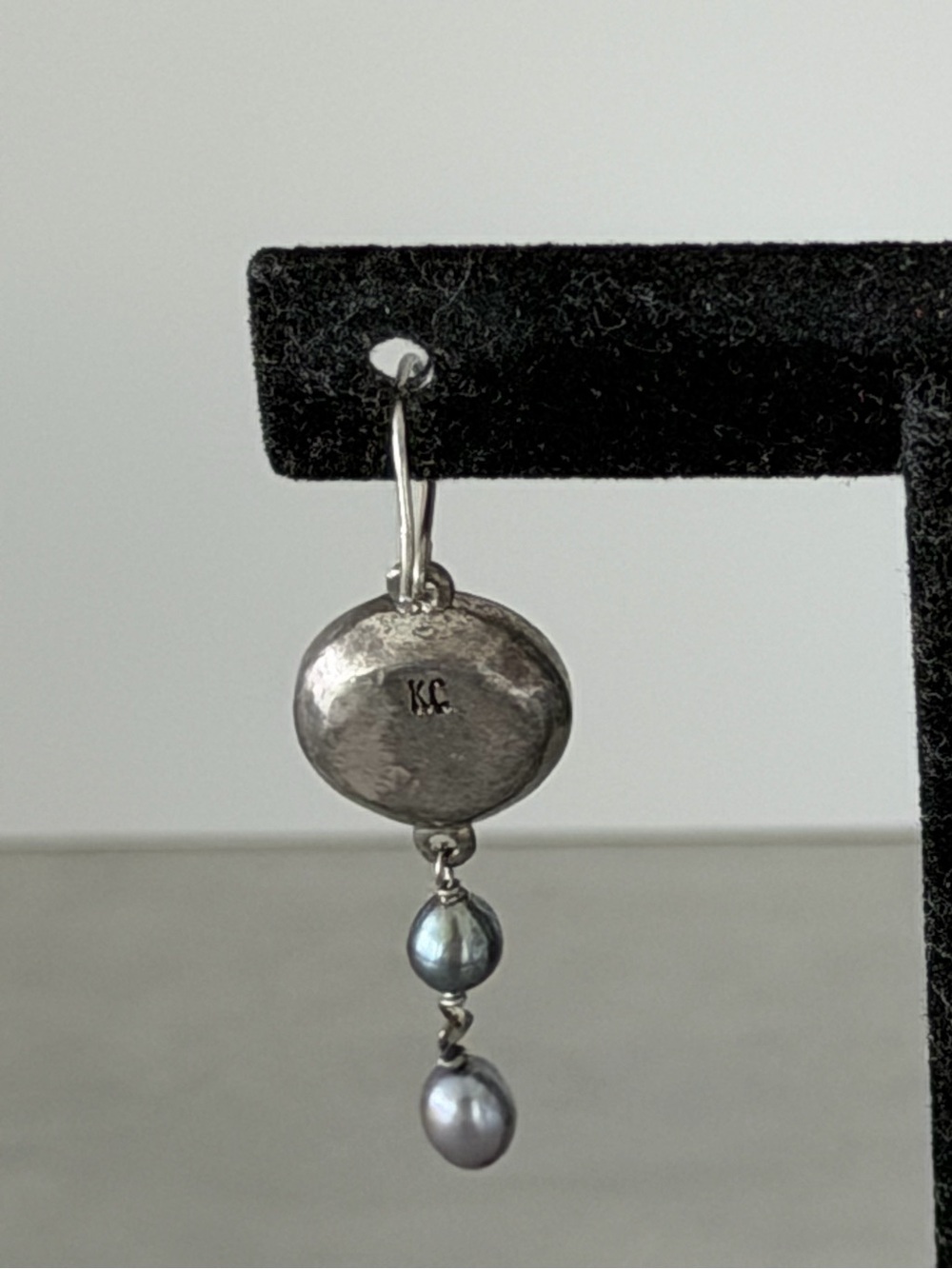 Lovely Vintage Kenneth Cole Silvertone Mother-of-Pearl/Black Pearl Drop Earrings - Picture 5 of 7